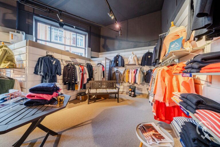 Condrogest - Maison de commerce avec duplex à vendre au centre de Dinant