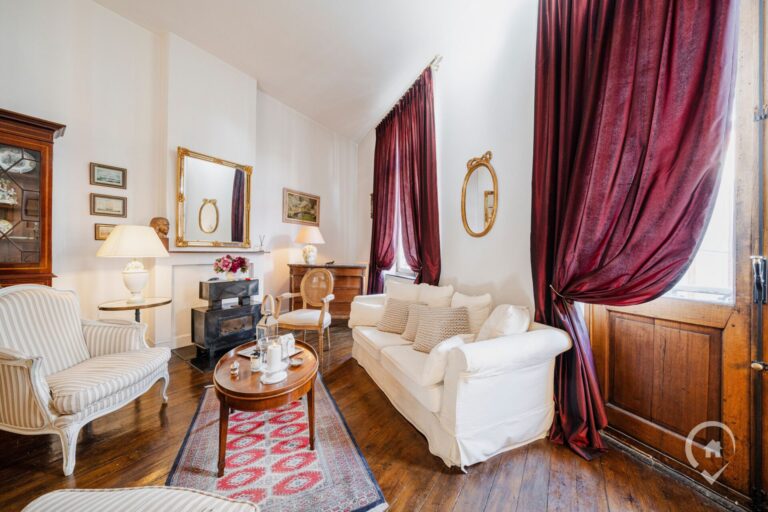 Condrogest - Maison de commerce avec duplex à vendre au centre de Dinant