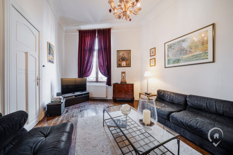 Condrogest - Maison de commerce avec duplex à vendre au centre de Dinant