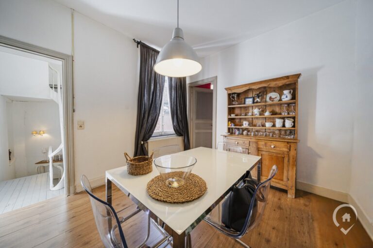 Condrogest - Maison de commerce avec duplex à vendre au centre de Dinant