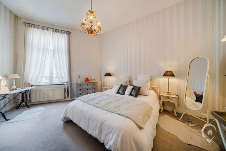 Condrogest - Maison de commerce avec duplex à vendre au centre de Dinant