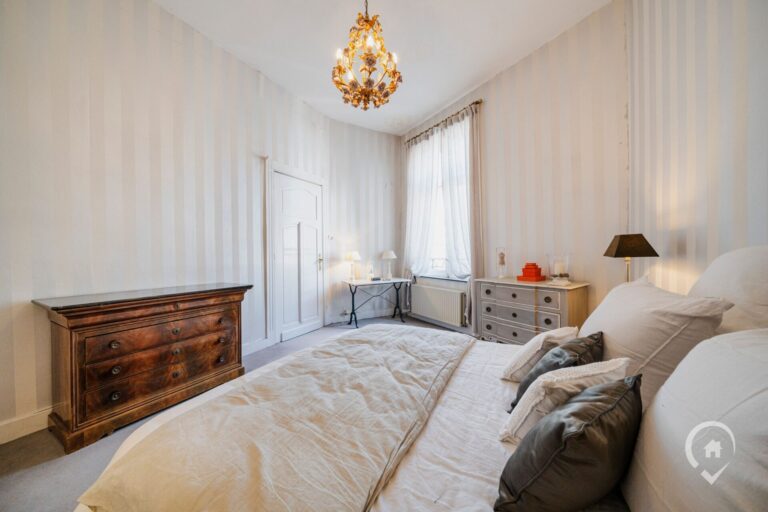 Condrogest - Maison de commerce avec duplex à vendre au centre de Dinant