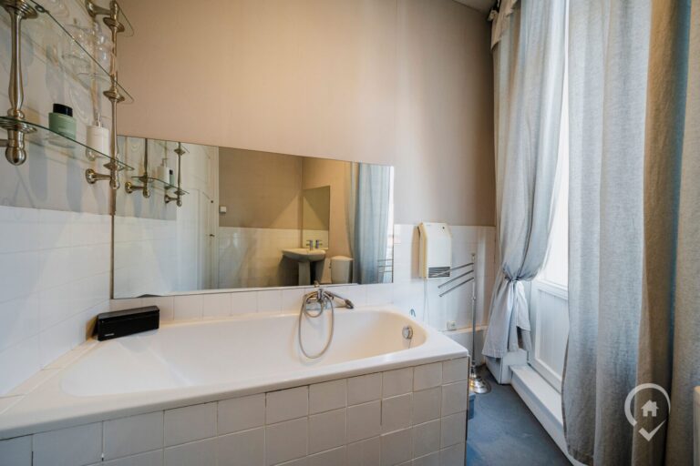 Condrogest - Maison de commerce avec duplex à vendre au centre de Dinant