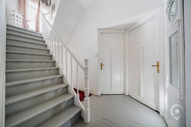 Condrogest - Maison de commerce avec duplex à vendre au centre de Dinant