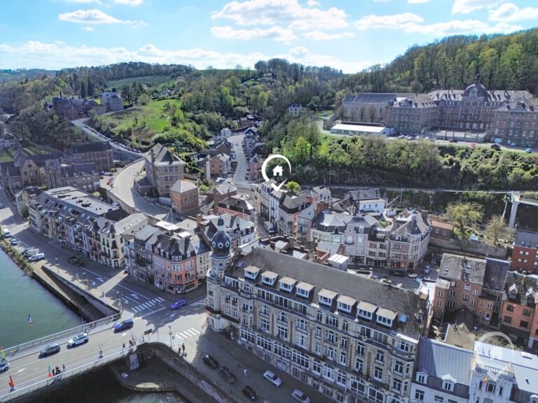 Condrogest - Maison de commerce avec duplex à vendre au centre de Dinant