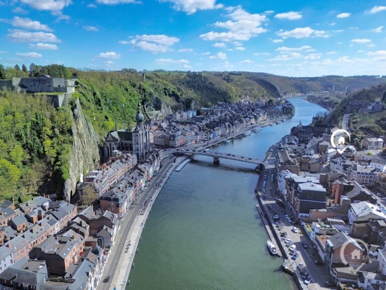 Condrogest - Maison de commerce avec duplex à vendre au centre de Dinant