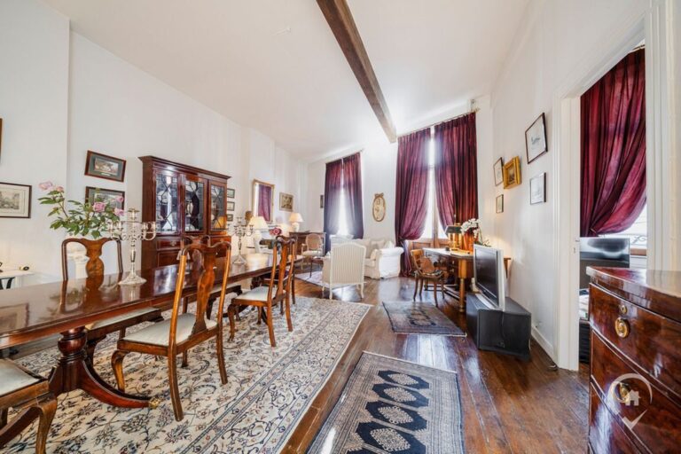 Condrogest - Maison de commerce avec duplex à vendre au centre de Dinant