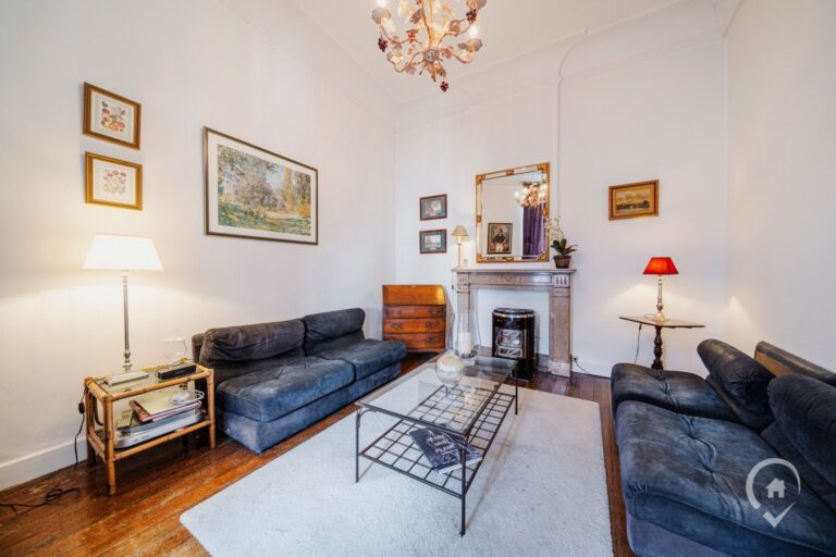 Condrogest - Maison de commerce avec duplex à vendre au centre de Dinant