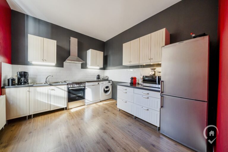 Condrogest - Maison de commerce avec duplex à vendre au centre de Dinant