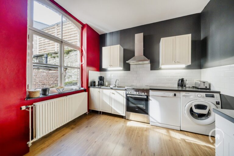 Condrogest - Maison de commerce avec duplex à vendre au centre de Dinant