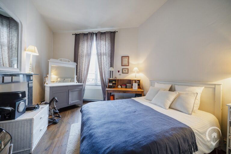 Condrogest - Maison de commerce avec duplex à vendre au centre de Dinant