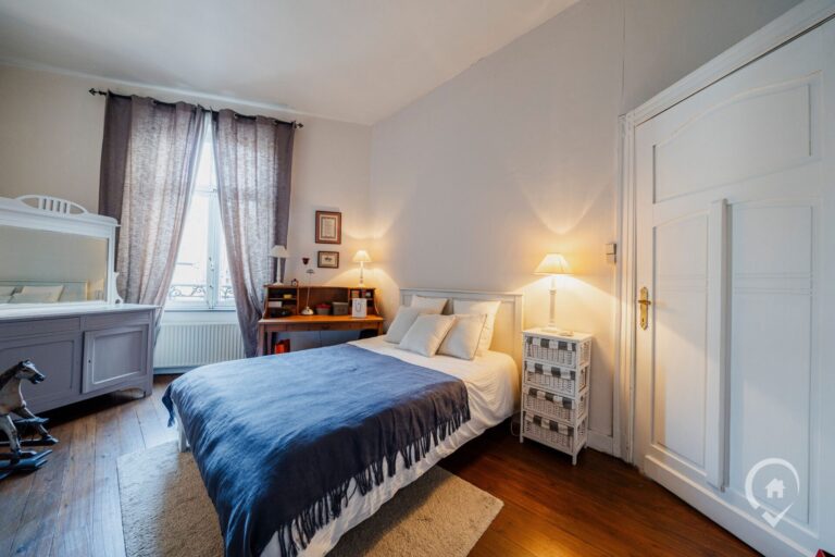 Condrogest - Maison de commerce avec duplex à vendre au centre de Dinant