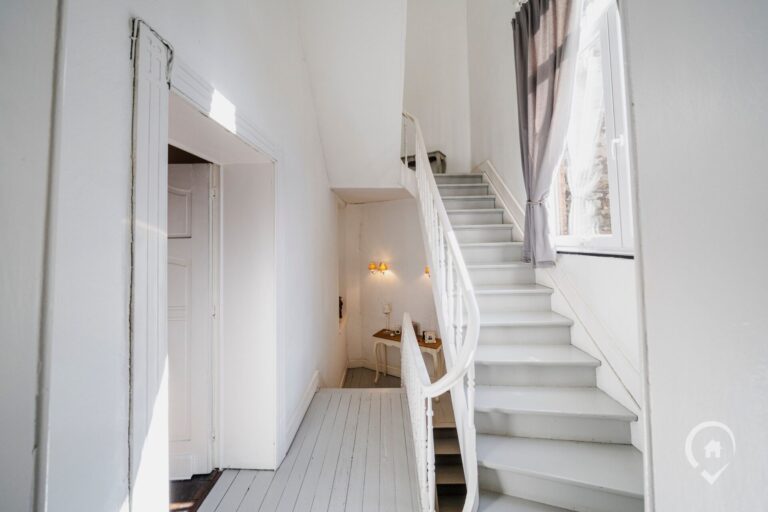 Condrogest - Maison de commerce avec duplex à vendre au centre de Dinant