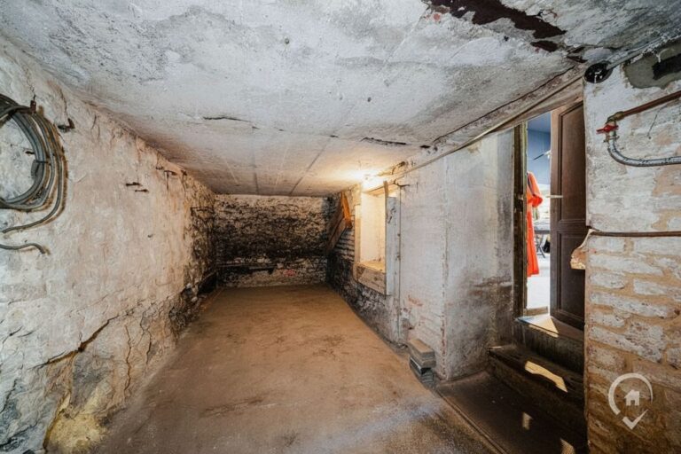 Condrogest - Maison de commerce avec duplex à vendre au centre de Dinant