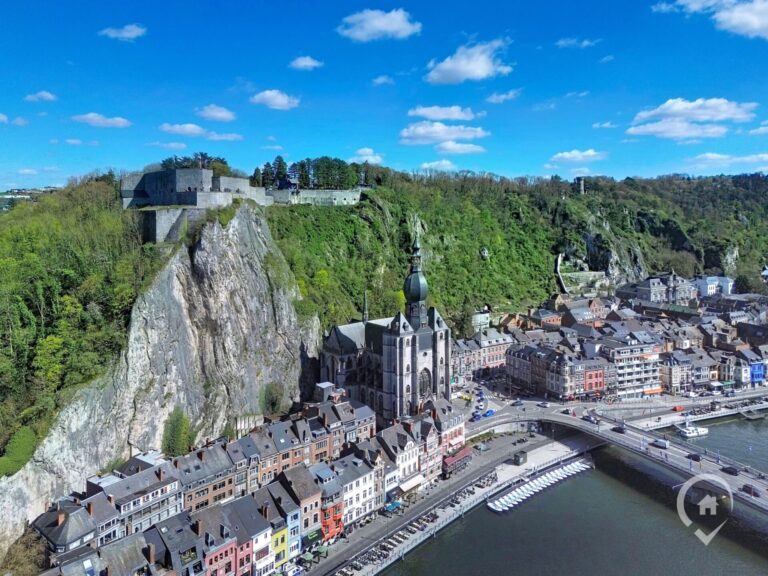 Condrogest - Maison de commerce avec duplex à vendre au centre de Dinant