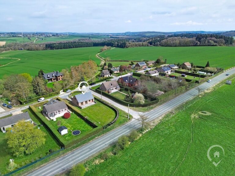 Condrogest - Villa 4 chambres avec garage et sous-sols à vendre à Dinant