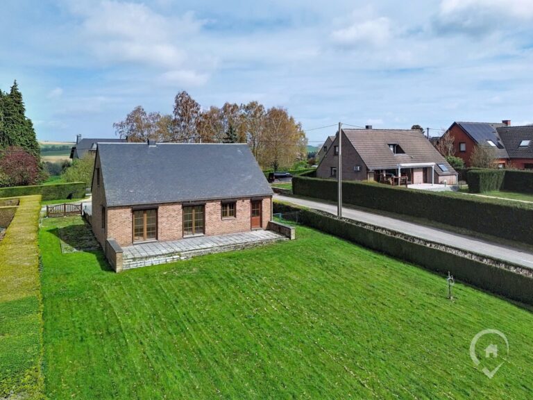 Condrogest - Villa 4 chambres avec garage et sous-sols à vendre à Dinant