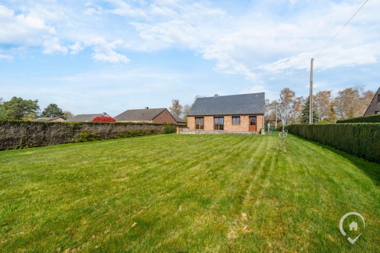 Condrogest - Villa 4 chambres avec garage et sous-sols à vendre à Dinant