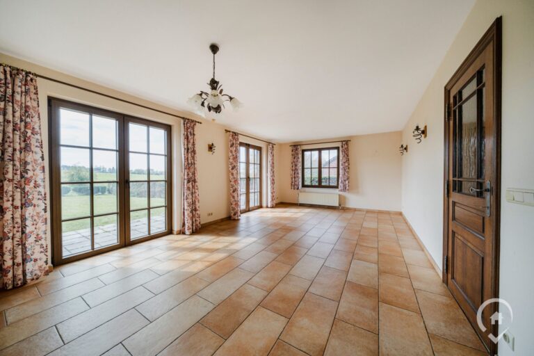 Condrogest - Villa 4 chambres avec garage et sous-sols à vendre à Dinant