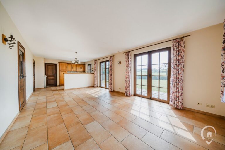 Condrogest - Villa 4 chambres avec garage et sous-sols à vendre à Dinant