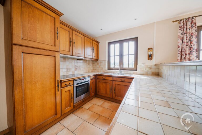 Condrogest - Villa 4 chambres avec garage et sous-sols à vendre à Dinant