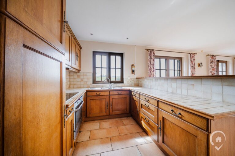 Condrogest - Villa 4 chambres avec garage et sous-sols à vendre à Dinant