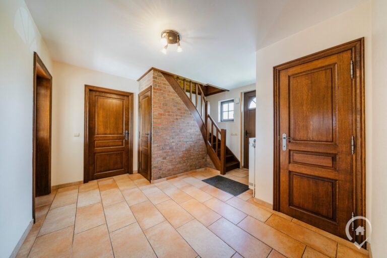 Condrogest - Villa 4 chambres avec garage et sous-sols à vendre à Dinant