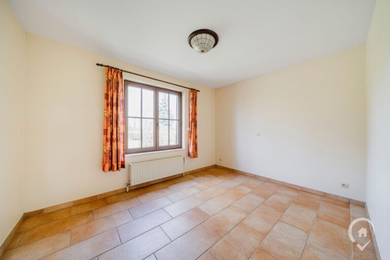 Condrogest - Villa 4 chambres avec garage et sous-sols à vendre à Dinant