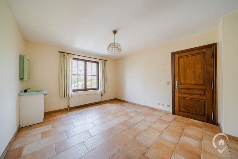 Condrogest - Villa 4 chambres avec garage et sous-sols à vendre à Dinant