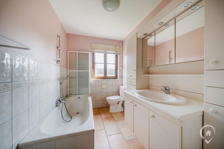 Condrogest - Villa 4 chambres avec garage et sous-sols à vendre à Dinant