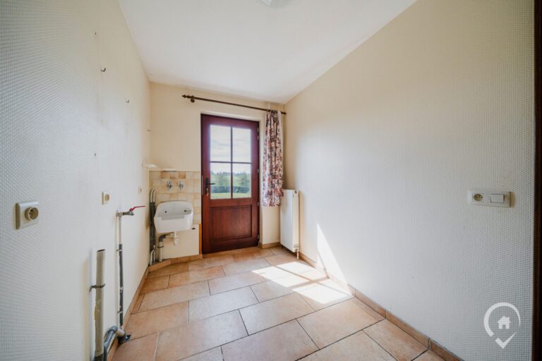 Condrogest - Villa 4 chambres avec garage et sous-sols à vendre à Dinant