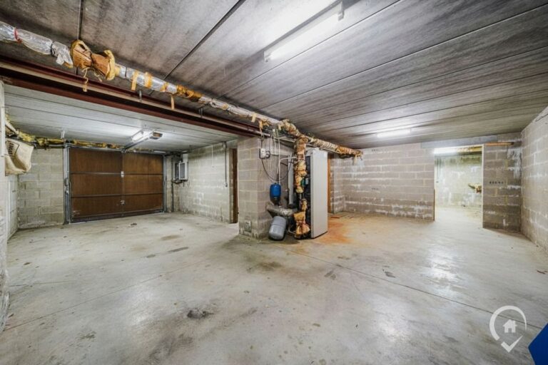 Condrogest - Villa 4 chambres avec garage et sous-sols à vendre à Dinant