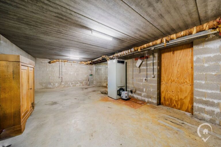 Condrogest - Villa 4 chambres avec garage et sous-sols à vendre à Dinant