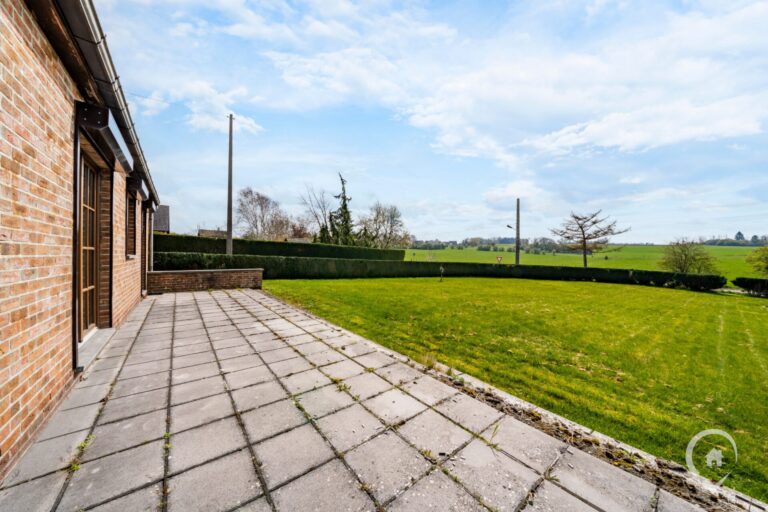 Condrogest - Villa 4 chambres avec garage et sous-sols à vendre à Dinant