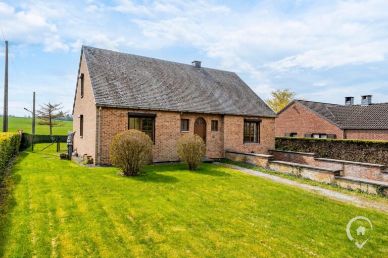 Condrogest - Villa 4 chambres avec garage et sous-sols à vendre à Dinant