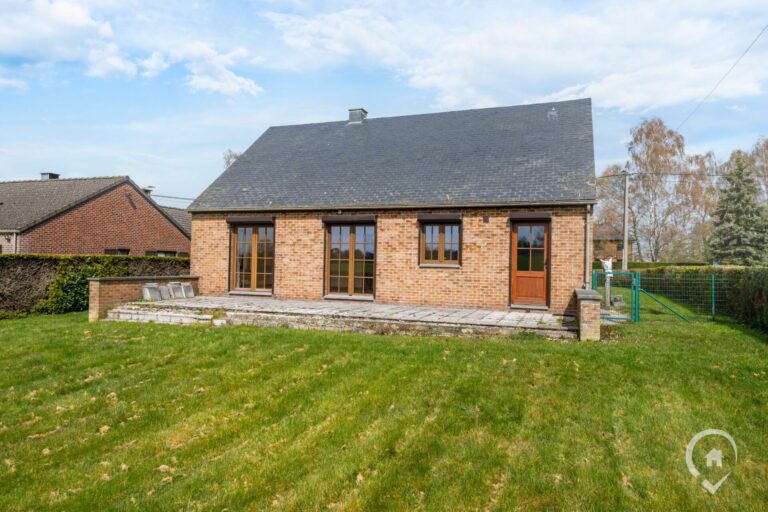 Condrogest - Villa 4 chambres avec garage et sous-sols à vendre à Dinant