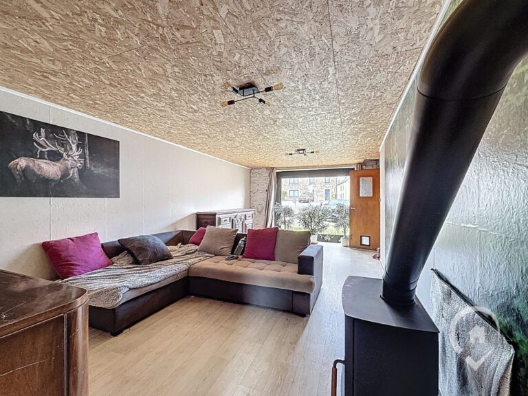 Condrogest - Maison en pierres à vendre à Winenne