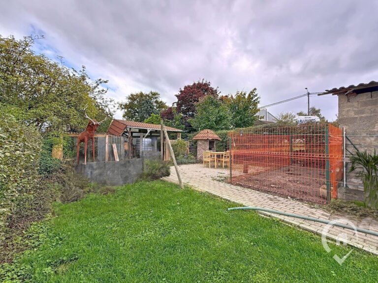 Condrogest - Maison en pierres à vendre à Winenne