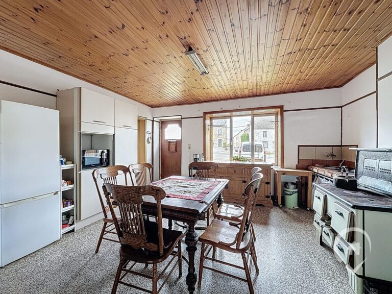 Condrogest - Maison en pierres à vendre à Winenne