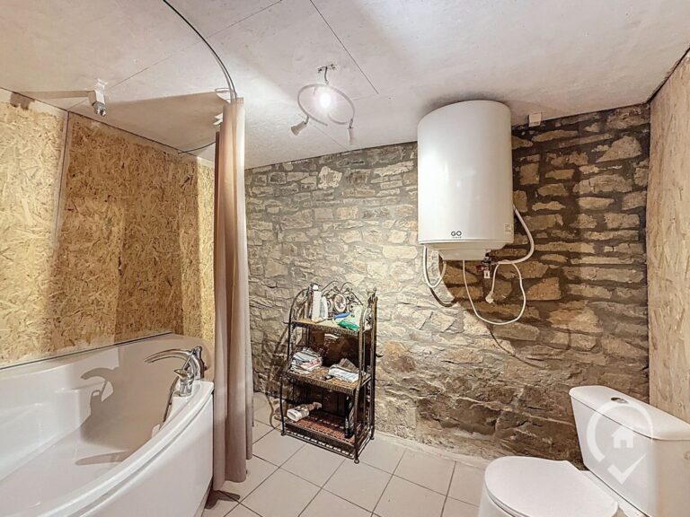 Condrogest - Maison en pierres à vendre à Winenne