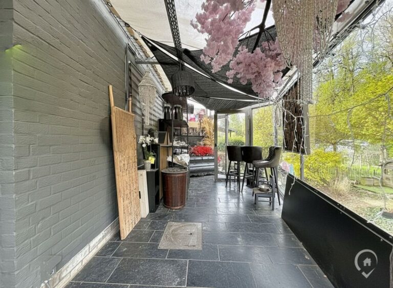 Condrogest - Commerce avec logement à vendre à Ciney, sur l'axe principal