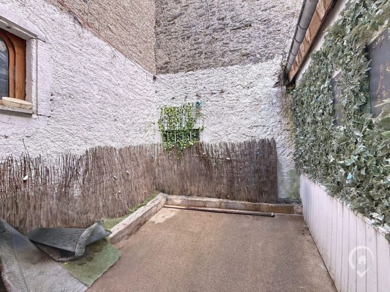 Condrogest - SOUS OPTION !!! Maison avec studio indépendant à rénover en ordre urbanistique