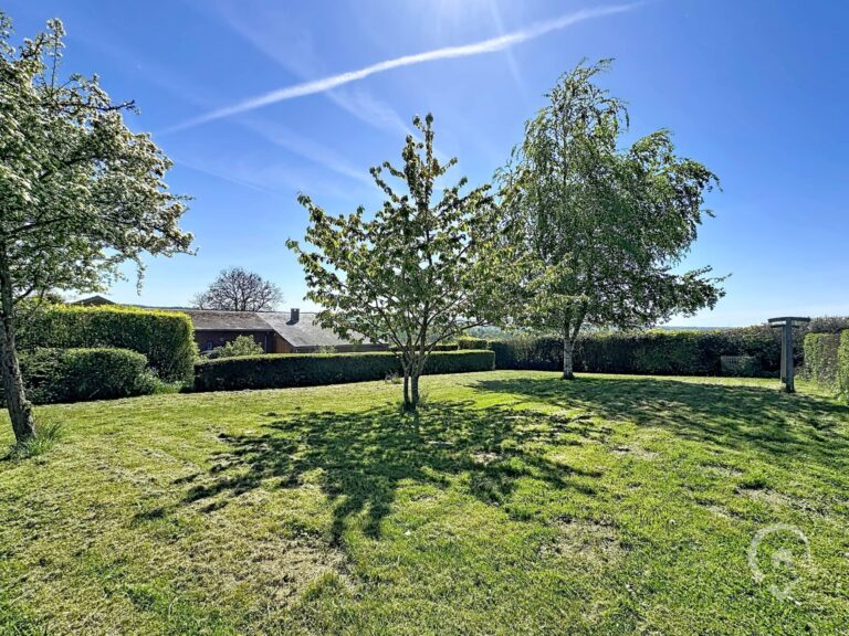 Condrogest - Spacieuse ville comprenant 2 logements à vendre à Loyers - Dinant