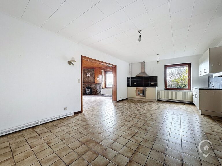 Condrogest - Spacieuse ville comprenant 2 logements à vendre à Loyers - Dinant