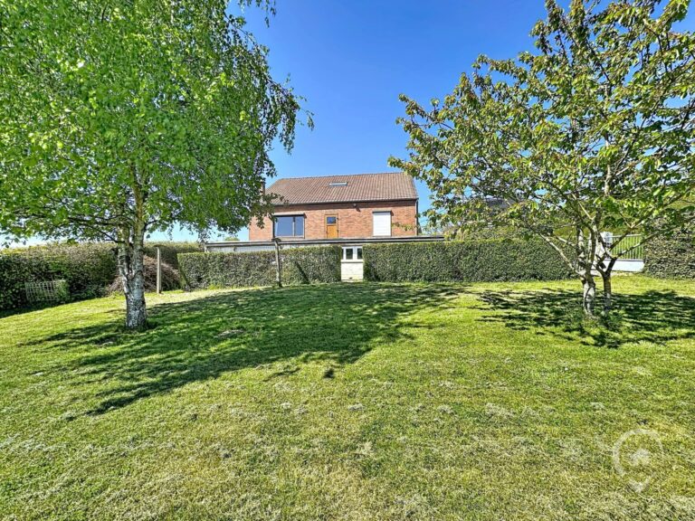 Condrogest - Spacieuse ville comprenant 2 logements à vendre à Loyers - Dinant