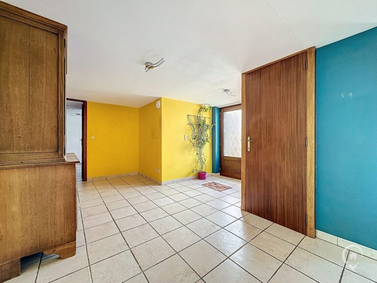 Condrogest - SOUS OPTION !!! Maison 2 chambres avec jardin à vendre à Sovet