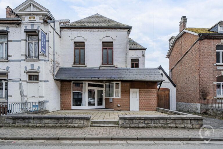 Condrogest - Vaste maison de 3 chambres avec jardin et garage à Hastière