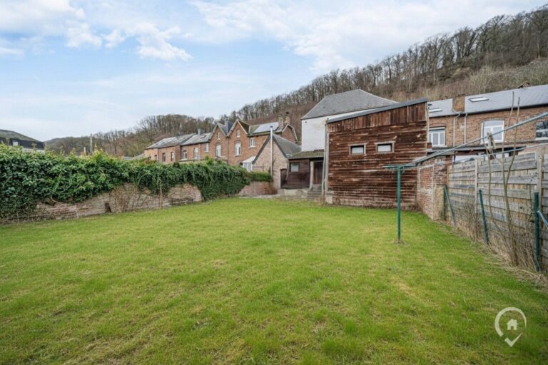 Condrogest - Vaste maison de 3 chambres avec jardin et garage à Hastière