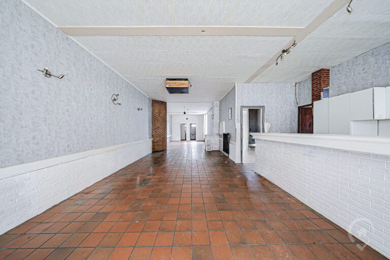 Condrogest - Vaste maison de 3 chambres avec jardin et garage à Hastière