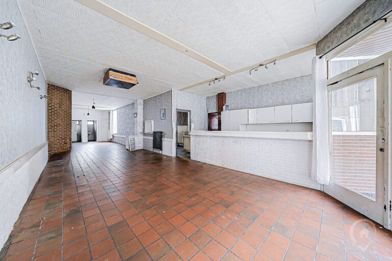 Condrogest - Vaste maison de 3 chambres avec jardin et garage à Hastière